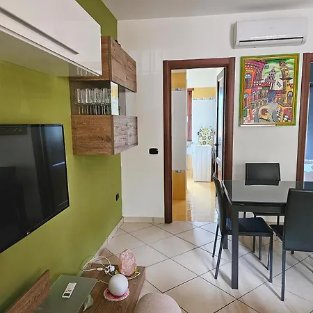 Апартаменты Yellow Glow House - Maison A Porter Васто